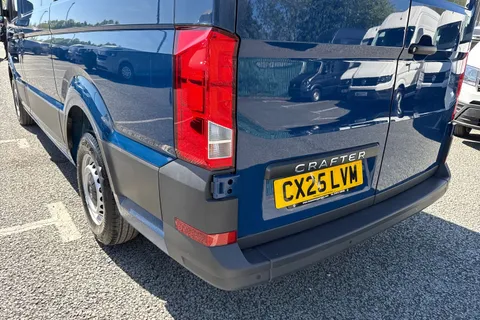 CX25LVM Volkswagen Crafter 2.0 TDI CR35 Commerce FWD MWB High Roof Euro 6 (s/s) 5dr Thumbnail #8