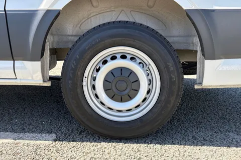 CX75JVH Volkswagen Crafter 2.0 TDI CR30 Commerce FWD MWB High Roof Euro 6 (s/s) 5dr Thumbnail #11