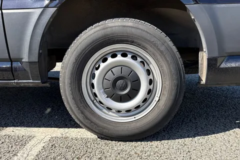 CX74ZFH Volkswagen Crafter 2.0 TDI CR35 Commerce Plus FWD MWB High Roof Euro 6 (s/s) 5dr Thumbnail #12