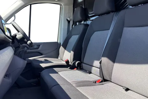 CX75JVH Volkswagen Crafter 2.0 TDI CR30 Commerce FWD MWB High Roof Euro 6 (s/s) 5dr Thumbnail #16