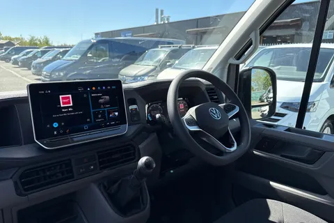 CX75JVH Volkswagen Crafter 2.0 TDI CR30 Commerce FWD MWB High Roof Euro 6 (s/s) 5dr Thumbnail #18