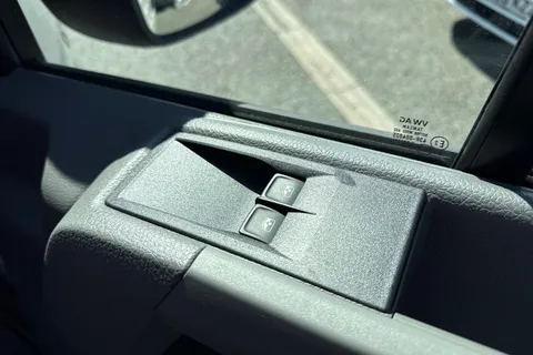 CX75JVH Volkswagen Crafter 2.0 TDI CR30 Commerce FWD MWB High Roof Euro 6 (s/s) 5dr Thumbnail #21