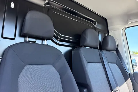 CX75JVH Volkswagen Crafter 2.0 TDI CR30 Commerce FWD MWB High Roof Euro 6 (s/s) 5dr Thumbnail #24