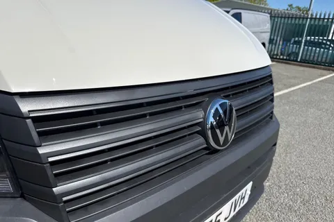 CX75JVH Volkswagen Crafter 2.0 TDI CR30 Commerce FWD MWB High Roof Euro 6 (s/s) 5dr Thumbnail #25