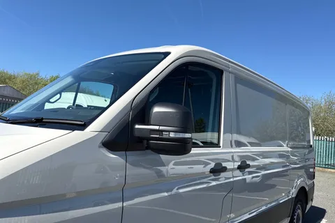 CX75JVH Volkswagen Crafter 2.0 TDI CR30 Commerce FWD MWB High Roof Euro 6 (s/s) 5dr Thumbnail #26