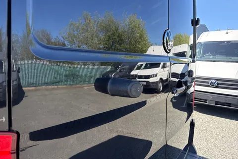 CX74ZFH Volkswagen Crafter 2.0 TDI CR35 Commerce Plus FWD MWB High Roof Euro 6 (s/s) 5dr Thumbnail #28