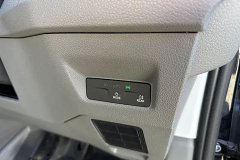 CX74ZFH Volkswagen Crafter 2.0 TDI CR35 Commerce Plus FWD MWB High Roof Euro 6 (s/s) 5dr Thumbnail #29