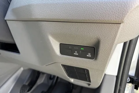 CX75JVH Volkswagen Crafter 2.0 TDI CR30 Commerce FWD MWB High Roof Euro 6 (s/s) 5dr Thumbnail #28