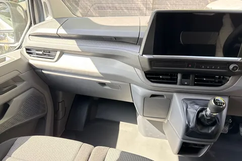 PE26ZDU Volkswagen Transporter 2.0 TDI 110 Commerce Van Thumbnail #20