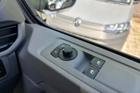 PE26ZDU Volkswagen Transporter 2.0 TDI 110 Commerce Van Thumbnail #21