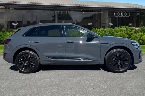 PG23LTO Audi Q8 300kW 55 Quattro 114kWh Black Edition 5dr Auto Thumbnail #3