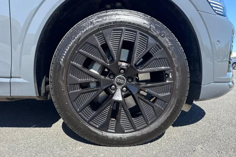 PG23LTO Audi Q8 300kW 55 Quattro 114kWh Black Edition 5dr Auto Thumbnail #6