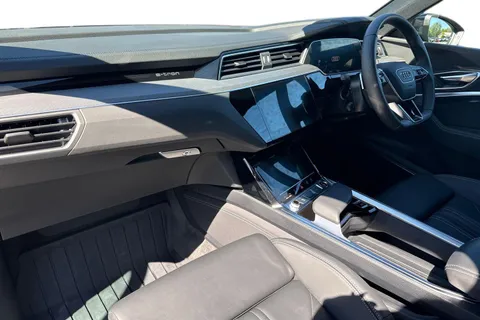 PG23LTO Audi Q8 300kW 55 Quattro 114kWh Black Edition 5dr Auto Thumbnail #8