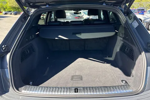 PG23LTO Audi Q8 300kW 55 Quattro 114kWh Black Edition 5dr Auto Thumbnail #9