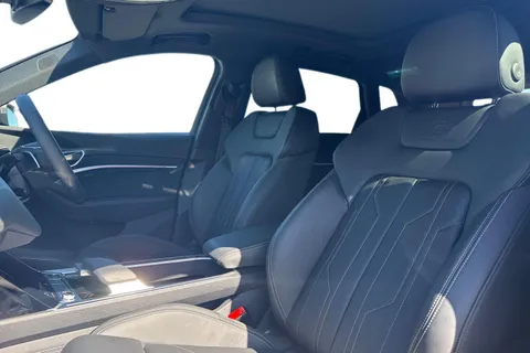 PG23LTO Audi Q8 300kW 55 Quattro 114kWh Black Edition 5dr Auto Thumbnail #10