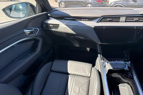 PG23LTO Audi Q8 300kW 55 Quattro 114kWh Black Edition 5dr Auto Thumbnail #14