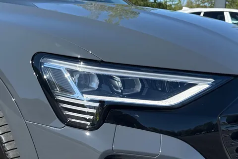 PG23LTO Audi Q8 300kW 55 Quattro 114kWh Black Edition 5dr Auto Thumbnail #16