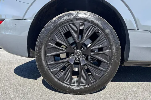 PG23LTO Audi Q8 300kW 55 Quattro 114kWh Black Edition 5dr Auto Thumbnail #21