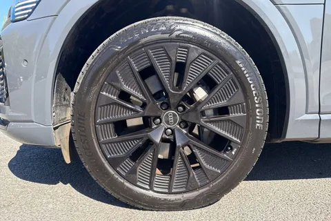 PG23LTO Audi Q8 300kW 55 Quattro 114kWh Black Edition 5dr Auto Thumbnail #23