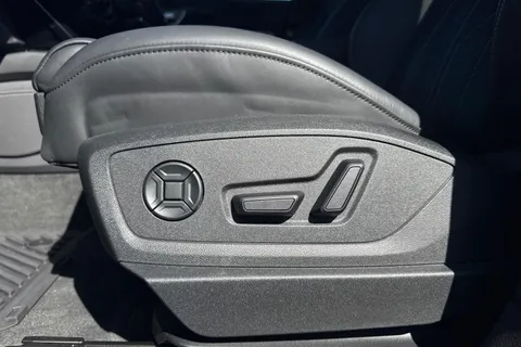 PG23LTO Audi Q8 300kW 55 Quattro 114kWh Black Edition 5dr Auto Thumbnail #42