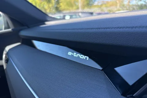 PG23LTO Audi Q8 300kW 55 Quattro 114kWh Black Edition 5dr Auto Thumbnail #48