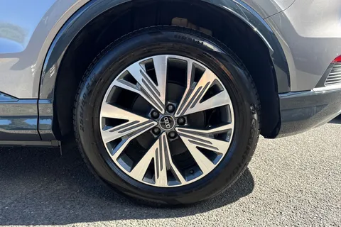 12 of 63 for Audi Q4 e-tron Q4 Sport 45 e-tron quattro 210,00 kW