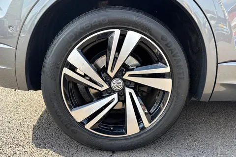 10 of 62 for Volkswagen Touareg 3.0 TDI V6 R-Line Tech Tiptronic 4Motion Euro 6 (s/s) 5dr
