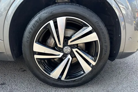 11 of 62 for Volkswagen Touareg 3.0 TDI V6 R-Line Tech Tiptronic 4Motion Euro 6 (s/s) 5dr