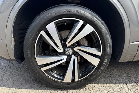 12 of 62 for Volkswagen Touareg 3.0 TDI V6 R-Line Tech Tiptronic 4Motion Euro 6 (s/s) 5dr