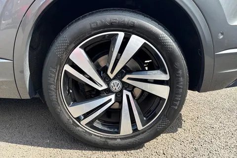 13 of 62 for Volkswagen Touareg 3.0 TDI V6 R-Line Tech Tiptronic 4Motion Euro 6 (s/s) 5dr