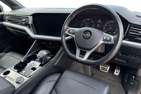 14 of 62 for Volkswagen Touareg 3.0 TDI V6 R-Line Tech Tiptronic 4Motion Euro 6 (s/s) 5dr