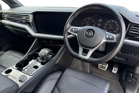18 of 62 for Volkswagen Touareg 3.0 TDI V6 R-Line Tech Tiptronic 4Motion Euro 6 (s/s) 5dr
