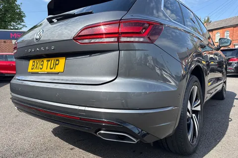 28 of 62 for Volkswagen Touareg 3.0 TDI V6 R-Line Tech Tiptronic 4Motion Euro 6 (s/s) 5dr
