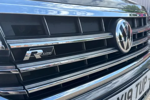 32 of 62 for Volkswagen Touareg 3.0 TDI V6 R-Line Tech Tiptronic 4Motion Euro 6 (s/s) 5dr