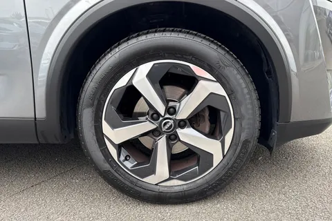 DF72RWW Nissan Qashqai 1.3 DIG-T MHEV N-Connecta Euro 6 (s/s) 5dr Thumbnail #11