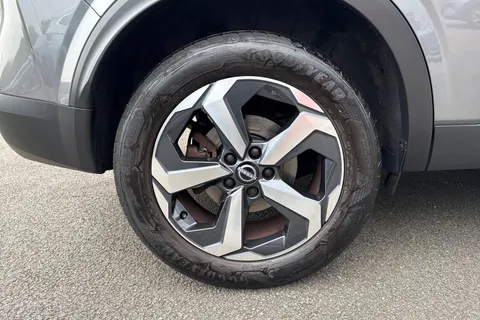 DF72RWW Nissan Qashqai 1.3 DIG-T MHEV N-Connecta Euro 6 (s/s) 5dr Thumbnail #12