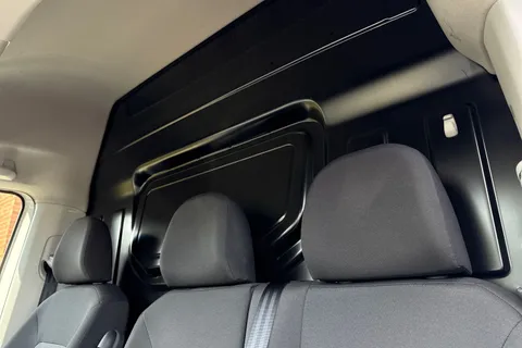 ML74GHV Volkswagen Crafter CR35 Panel van Commerce Plus MWB 140 PS 2.0 TDI 6sp Manual FWD Thumbnail #14