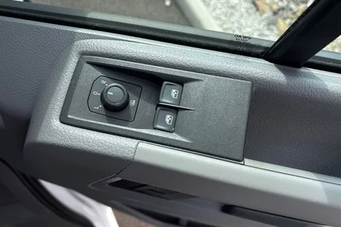 ML74GHV Volkswagen Crafter CR35 Panel van Commerce Plus MWB 140 PS 2.0 TDI 6sp Manual FWD Thumbnail #18