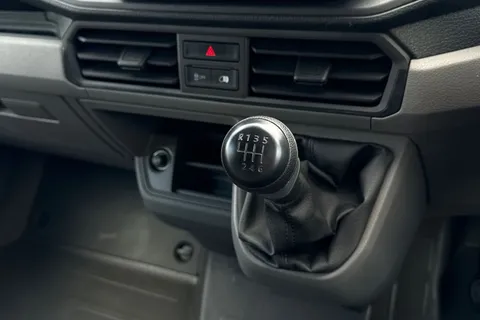 ML74GHV Volkswagen Crafter CR35 Panel van Commerce Plus MWB 140 PS 2.0 TDI 6sp Manual FWD Thumbnail #20