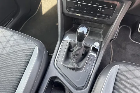 YT22AYP Volkswagen Tiguan Allspace 1.5 TSI R-Line DSG Euro 6 (s/s) 5dr Thumbnail #24