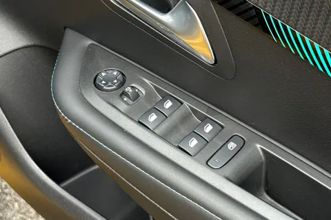 MW21UGH PEUGEOT 208 1.2 PureTech Allure Premium Euro 6 (s/s) 5dr Thumbnail #21