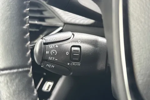 MW21UGH PEUGEOT 208 1.2 PureTech Allure Premium Euro 6 (s/s) 5dr Thumbnail #38