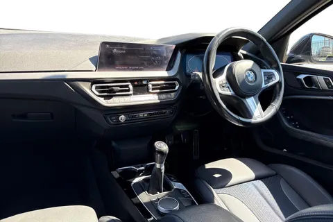 HV71OHX BMW 1 Series 118i [136] M Sport 5dr Thumbnail #9