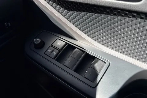 CK23FBJ Toyota C-Hr 1.8 VVT-h Icon CVT Euro 6 (s/s) 5dr Thumbnail #19