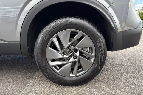 LV25UOC Nissan Qashqai 1.3 DIG-T MHEV Acenta Premium Euro 6 (s/s) 5dr Thumbnail #14