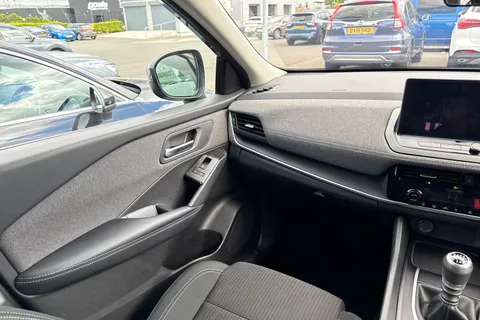 LV25UOC Nissan Qashqai 1.3 DIG-T MHEV Acenta Premium Euro 6 (s/s) 5dr Thumbnail #18