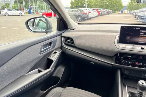 LV25UOC Nissan Qashqai 1.3 DIG-T MHEV Acenta Premium Euro 6 (s/s) 5dr Thumbnail #21