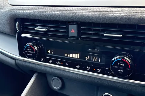 LV25UOC Nissan Qashqai 1.3 DIG-T MHEV Acenta Premium Euro 6 (s/s) 5dr Thumbnail #23