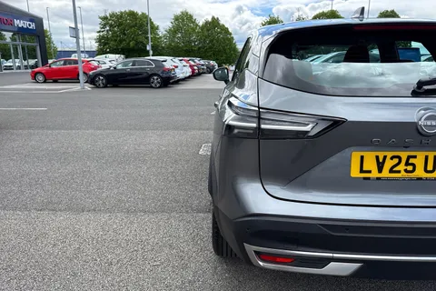 LV25UOC Nissan Qashqai 1.3 DIG-T MHEV Acenta Premium Euro 6 (s/s) 5dr Thumbnail #32