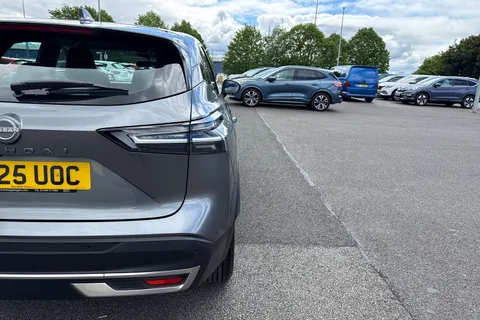 LV25UOC Nissan Qashqai 1.3 DIG-T MHEV Acenta Premium Euro 6 (s/s) 5dr Thumbnail #33
